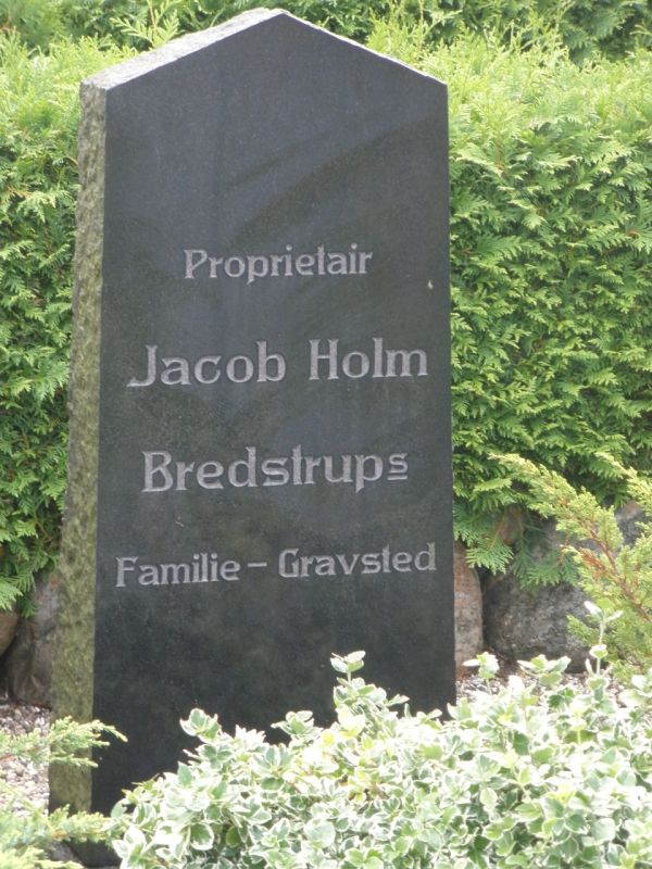 Jacob Holm Bredstrup's familiegravsted.JPG